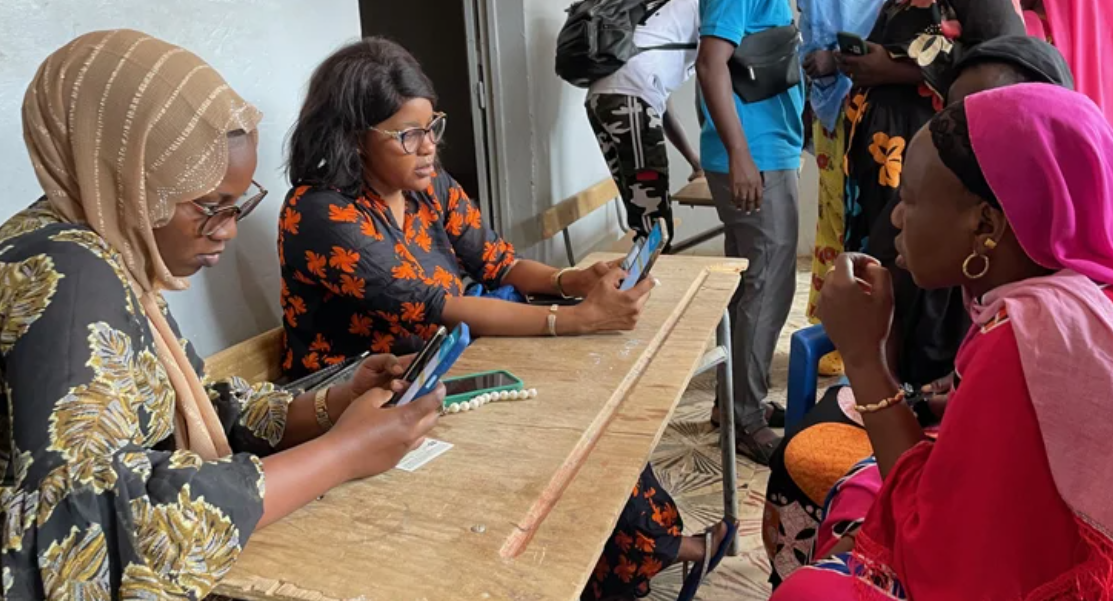 Digitally-enabled payment of flood response cash transfers in Senegal. Credit: Christian Bodewig / World Bank